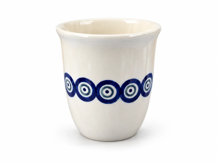 Ceramiczny kubek z niebieskimi oczkami.png